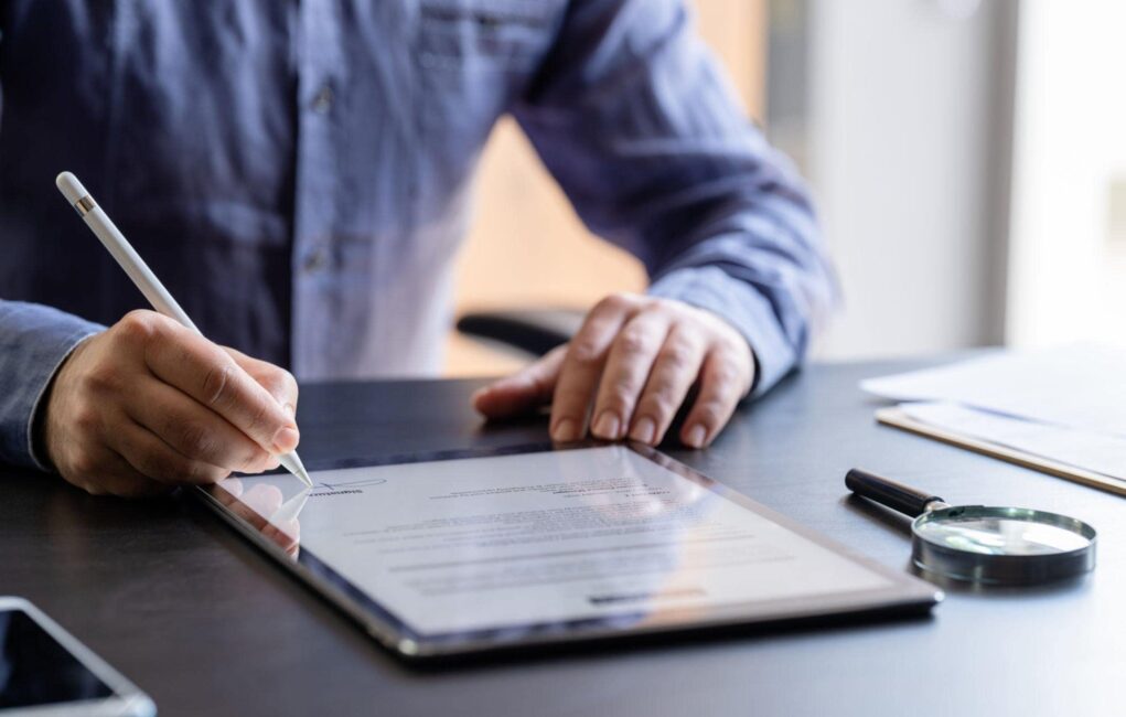 man signing the car accident settlement form